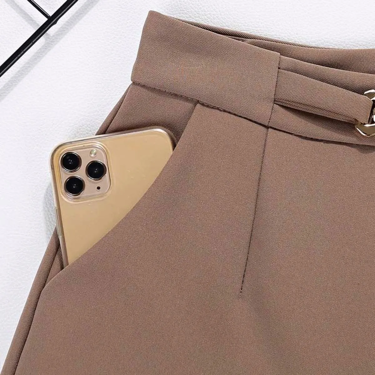 Luexco Elegant Women's Shorts With Link Belt