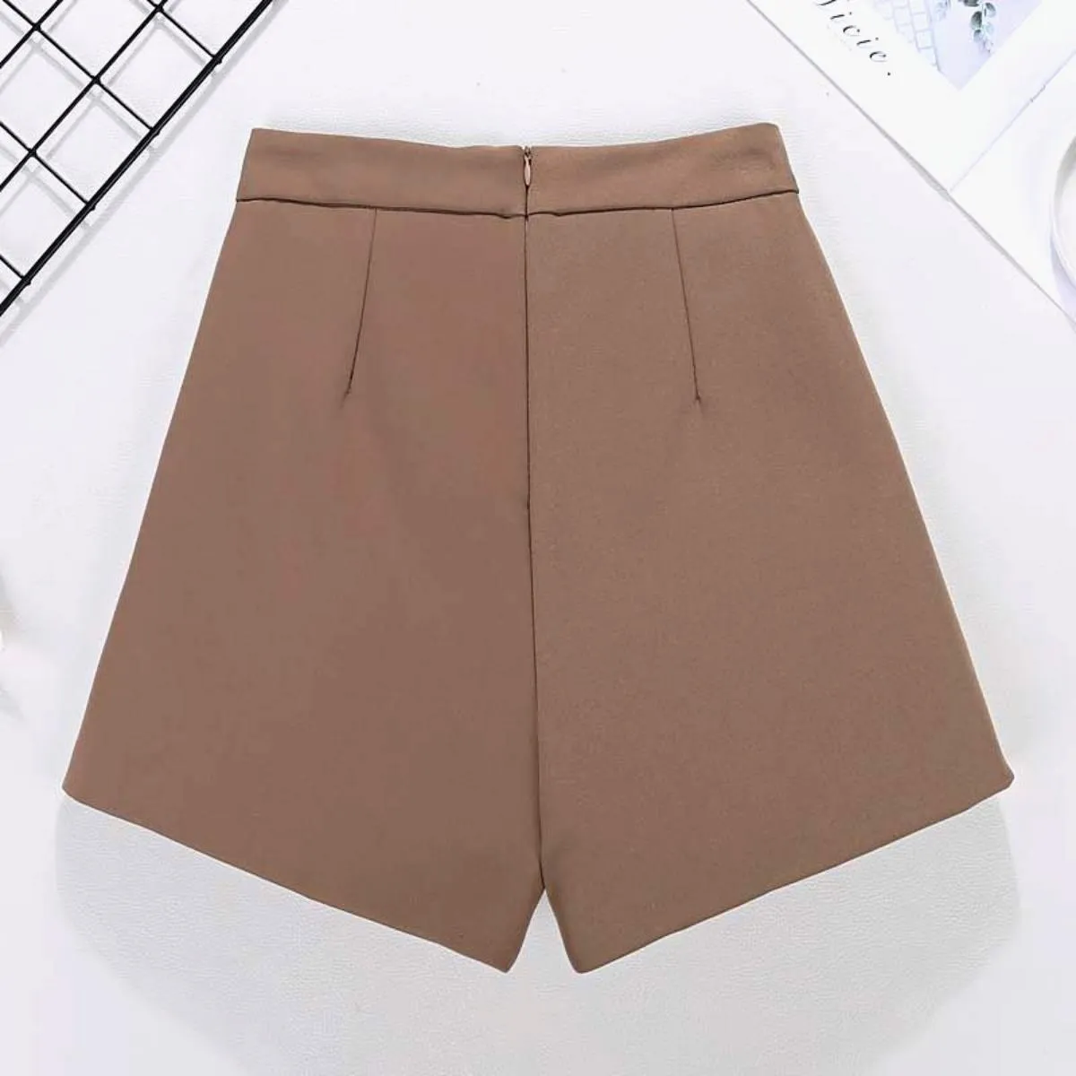 Luexco Elegant Women's Shorts With Link Belt