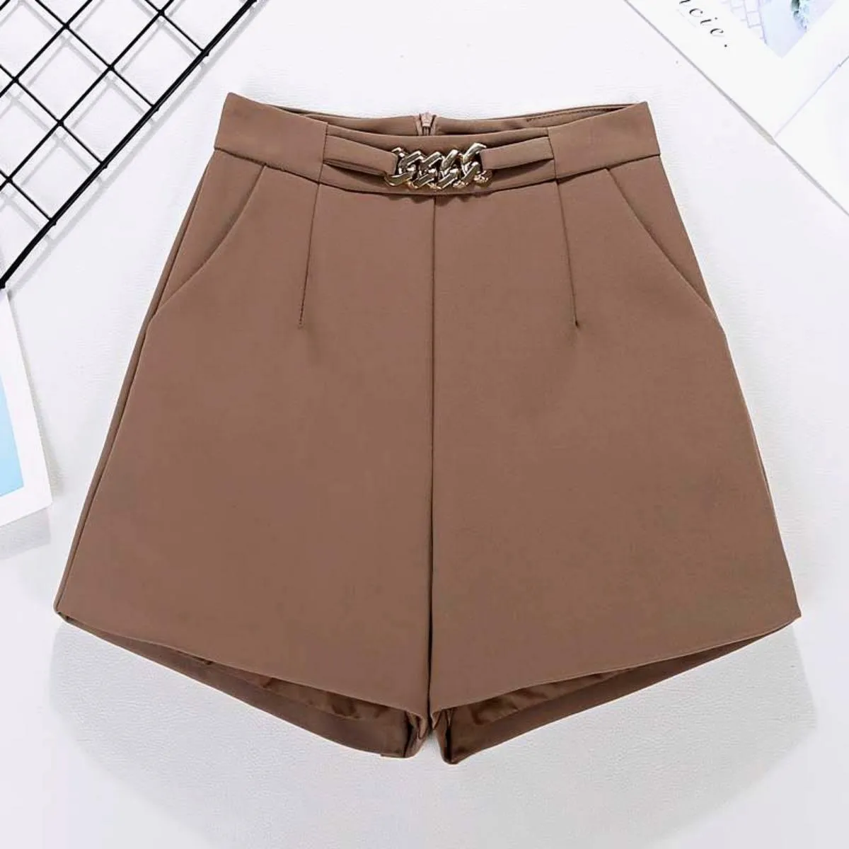 Luexco Elegant Women's Shorts With Link Belt