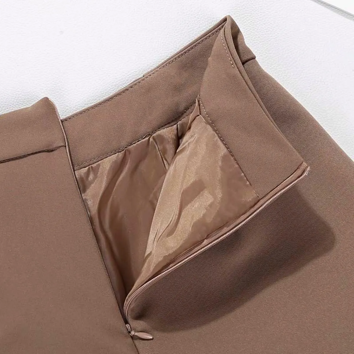 Luexco Elegant Women's Shorts With Link Belt