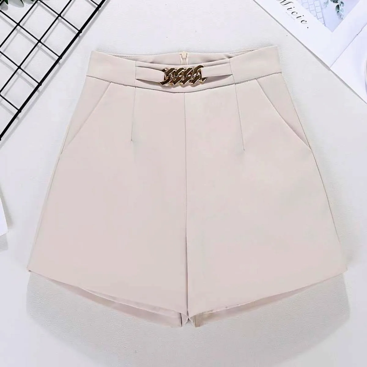Luexco Elegant Women's Shorts With Link Belt