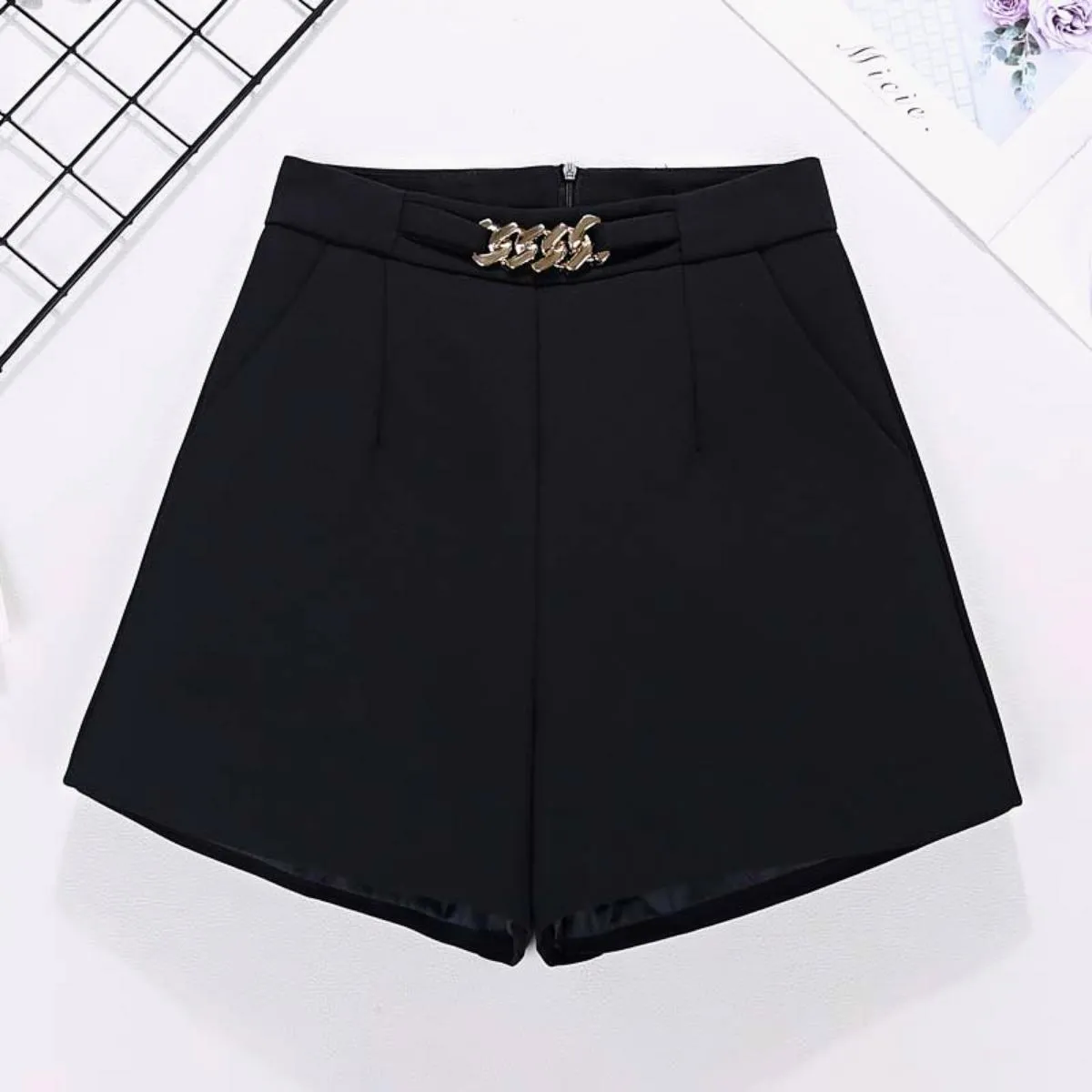 Luexco Elegant Women's Shorts With Link Belt